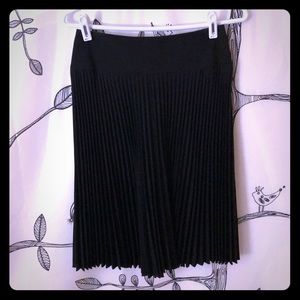 Black pleated skirt -XS-